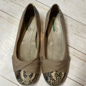 Bare Traps woman’s Flats Loafers Tan suede size 6